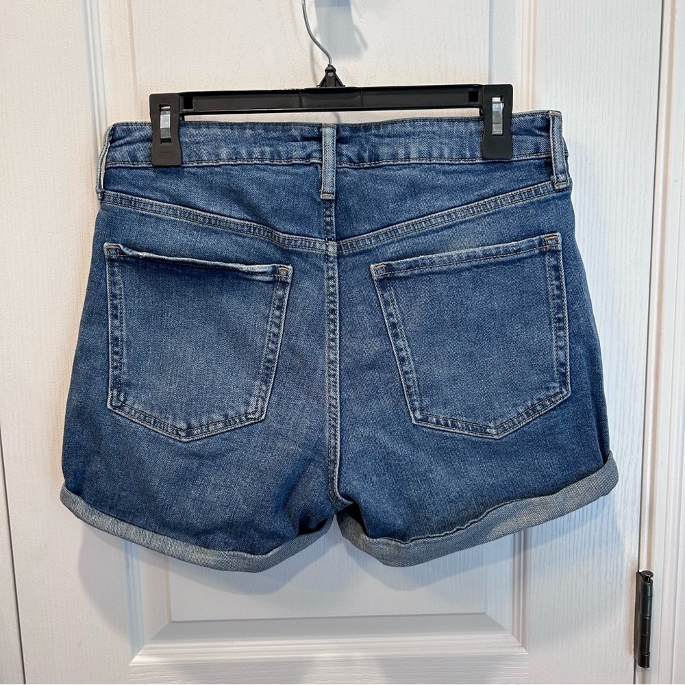 Old Navy Women’s Medium Wash Distressed Rolled Hem
Hi-Rise Denim Shorts Size 8 - Picture 3 of 7